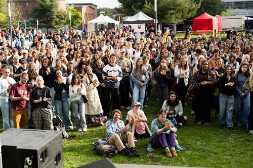 Rund 2000 Erstsemester kamen am ersten Tag ihrer Studienzeit zur Begrüßung auf den HSD-Campus.